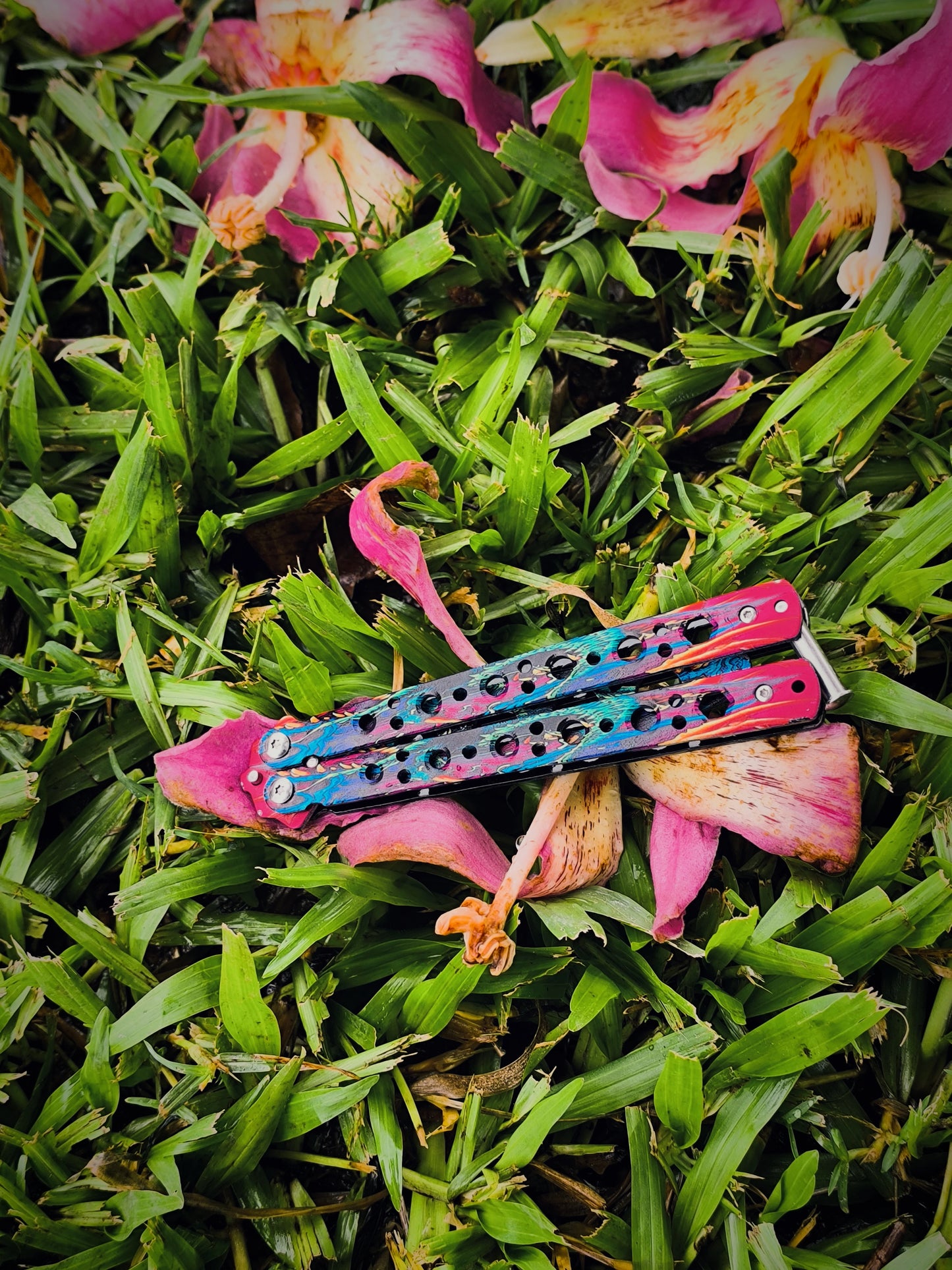 Navaja Mariposa Hyperbestia 1 sin filo Razor cerrado en naturaleza Diseño CS:GO