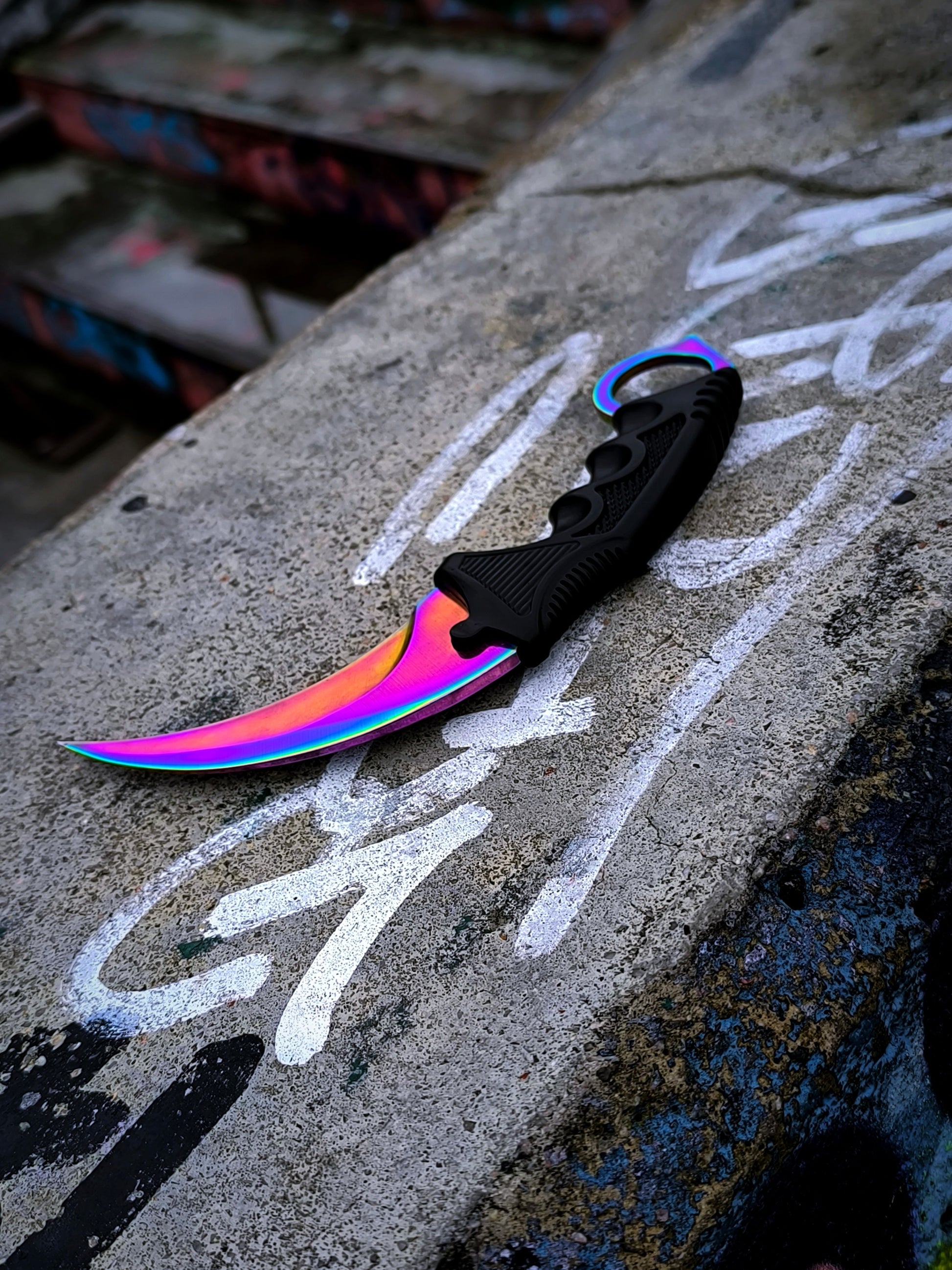 Karambit Cuchillo Tornasol sobre Graffiti Estilo CS:GO para Colección y trucos