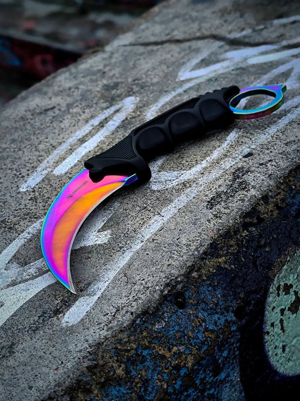 cuchillo karambit tornasol diseño cs:go sobre skatepark argentina estilo colección