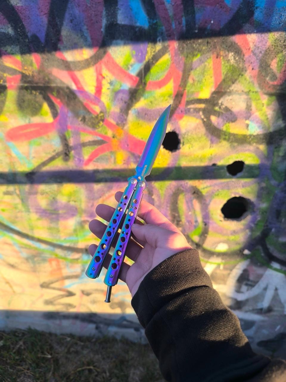 Cuchillo Navaja Mariposa Tornasol Razor butterfly knife abierto en mano 